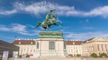 Heykel binicisi Erzherzog Karl (Arşidük Charles) elinde bayrak, elinde hiperhız. Heldenplatz (Kahramanlar Meydanı). Viyana (Wien). Avusturya