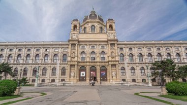 Avusturya 'nın başkenti Viyana' da bulunan ünlü Naturhistorisches Museum 'un (Doğal Tarih Müzesi) ön görünümü, park ve heykellerle hızlandırılmış zaman atlaması. Yeşil çimenler ve ağaçlar