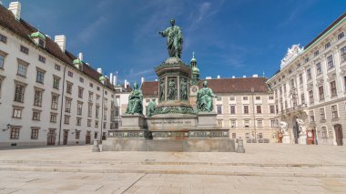 Kayzer Franz Joseph 'in heykeli Viyana' daki Hofburg Sarayı 'nda süratle ilerliyor. Hofburg Sarayı 'nın avlusunda yer alır. Güneşli bir günde mavi gökyüzü