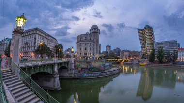 Viyana 'daki Uranya' nın panoramik manzarası diğer binalar ve Tuna Kanalı 'ndan geceye geçiş zamanı. Uranya bir kamu eğitim enstitüsü ve gözlemevi.