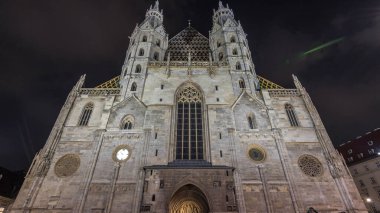 St. Stephen 's Katedrali ön manzara gecesi (Stephansdom, Domkirche St. Stephan), Viyana Katolik Başpiskoposluğu' nun ana kilisesi ve en uzun kiliselerden biri olan Stephansplatz, Avusturya