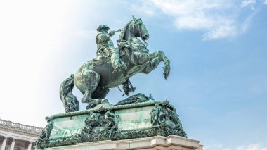 Heldenplatz, Viyana, Avusturya 'daki Hofburg Sarayı önünde Savoy Prensi Eugene' in binicilik heykeli (Prinz Eugen von Savoyen). Mavi bulutlu gökyüzü