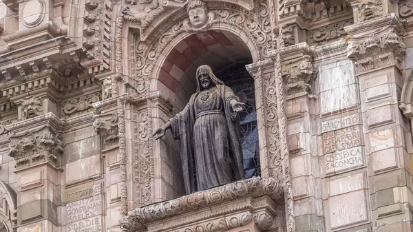 Staue on The Basilica Cathedral of Lima, Peru 'nun başkenti Lima' da bulunan bir Roma Katolik katedralidir. Dekorasyon ögelerine yakın görünüm