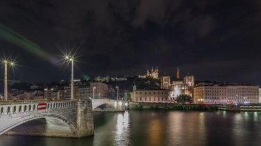 Panorama, Saone Nehri üzerindeki kırmızı asma köprü, Baptist Katedrali Aziz John ve Notre-Dame ile Lyons şehrinin gece zaman çizelgesini gösteriyor. Akşamları deniz kıyısında aydınlık