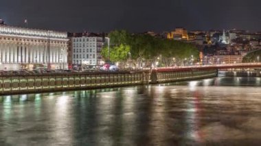 Gece Lyon Temyiz Mahkemesi 'nin zaman çizelgesi, Lyons 5. Bölge' deki Place Duquaire 'de bir neo-klasik mahkeme. Saone rıhtımının ve kırmızı asma köprünün manzarası. Fransa.