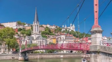 Aziz George Kilisesi, Quais de Saone ve Fourviere Bazilikası 'nın Fransa' nın Vieux Lyon kentindeki bir yaya köprüsünden hızlandırılmış zamanaşımı, tarihi mimari, yansımalar ve manzaralı nehir manzarası sergileniyor.