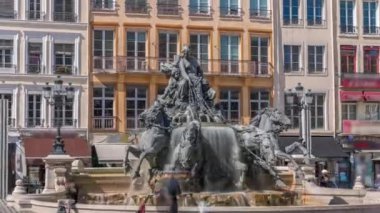 Belediye Binası yakınlarındaki Place des Terreaux 'da bulunan Lyon' un sembolü Bartholdi Çeşmesi 'nin hiperlapası. Akan suyla çevrili binicilik heykeli, tarihi mimari zaman çizelgesiyle çevrili. Fransa