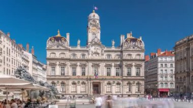 Hotel de Ville de Lyon 'dan Hyperlapse, Fransa' nın tarihi Lyon belediye binası. Kare zaman diliminde insanlar fıskiyenin yanında geziniyor. Mavi gökyüzünün altında bir barok ve klasik mimari mucize.