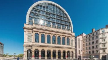 Modern cam kubbe ile birleştirilmiş neoklasik mimari içeren Lyons opera binasının hiperlapesi. Heykelleri ve cam yüzeyleri olan tarihi ve tarihi bir yer. Güneşin zaman çizgisini yansıtıyor.