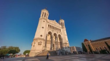 Fransa 'nın Lyon kentinde günbatımında Notre Dame de Fourviere Bazilikası' nın hiperlapse ön görüntüsü. Bu ikonik küçük bazilika sıcak ışıkla aydınlatılıyor. Tepenin tepesindeki zaman diliminden şehre bakıyor.