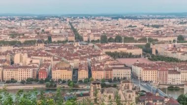 Gün batımında Fourviere Hill 'den Lyon' un panoramik hava görüntüsü. Ufuk çizgisinde Bellecour, Rhone Nehri ve sıcak akşam ışığında aydınlanan ikonik şehir simgeleri yer alıyor.