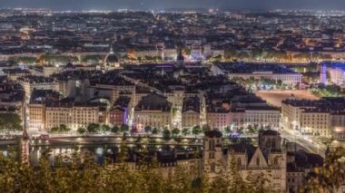 Geceleri Fourviere Hill 'den katedrallerle Lyon' un panoramik hava manzarası. Ufuk çizgisinde Rhone Nehri ve ikonik kent simgeleri yer alıyor. Evler çatılar ve caddelerde trafik