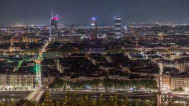 Geceleri Fourviere Hill 'den gökdelenlerle Lyon' un panoramik hava manzarası. Ufuk çizgisinde Rhone Nehri ve ikonik kent simgeleri yer alıyor. Evler çatılar ve caddelerde trafik