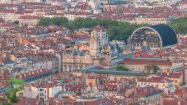 Hotel de Ville de Lyon 'un uçuş zamanı, Fransa' nın tarihi Lyon belediye binası. Kırmızı çatıları olan tarihi bir merkez. Mavi gökyüzünün altında bir barok ve klasik mimari mucize.