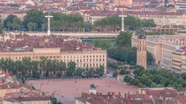 Fransa 'nın Lyon kentindeki Fourviere Tepesi' nden Bellecour Meydanı 'nın Avrupa' nın en büyük yaya meydanı olan zaman dilimi. Kral 14. Louis 'in binicilik heykeli tarihi binalarla çevrili.