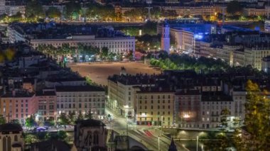 Avrupa 'nın en büyük yaya meydanı olan Lyon France' daki Fourviere Hill 'den Bellecour Meydanı' nın hava zaman çizelgesi. Kral 14. Louis 'in binicilik heykeli tarihi binalarla çevrili.