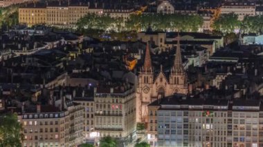 Fransa 'nın Lyon şehrinde, Presquile bölgesinde Saint-Nizier Kilisesi' nin uçuş zamanı. Kutsal Havariler Kilisesi olarak bilinen süslü detayları olan tarihi bir Gotik kilisesi.