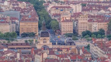 Lyon, Fransa 'da Grand Hotel-Dieu hava zaman atlaması. Bu tarihi bina artık lüks bir alışveriş merkezi, kubbeler ve avlulara sahip. Gün batımından önce kavşakta trafik vardı.