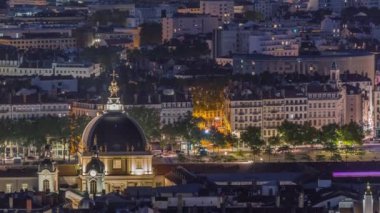 Lyon, Fransa 'da Grand Hotel-Dieu hava gece hipervanesi. Bu tarihi bina artık lüks bir alışveriş merkezi, aydınlatılmış kubbeler ve avlulara sahip. Kavşaktaki trafik.
