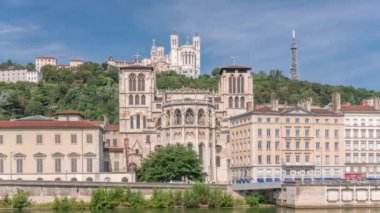 Aziz John Vaftizci Katedrali 'nin hiperlapesi ve Lyon' daki Notre-Dame de Fourviere Bazilikası. Rıhtım ve binalar zaman çizgisine yansıdı. Bulutlu mavi gökyüzü. Fransa