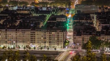 Geceleri Fourviere Hill 'den Lyon' un panoramik hava manzarası. Ufuk çizgisinde Rhone Nehri ve ikonik kent simgeleri yer alıyor. Evler çatılar ve caddelerde ve kavşaklarda trafik