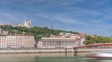 Lyon Temyiz Mahkemesi 'nin zaman atlaması, Lyons 5. Bölge' deki Place Duquaire 'de bir neo-klasik mahkeme. Saone rıhtımının ve kırmızı asma köprünün manzarası. Fransa.