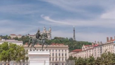 Fransa 'nın Lyon kentindeki Bellecour Meydanı' nda Avrupa 'nın en büyük yaya meydanı. Kral 14. Louis 'in binicilik heykeli canlı bir zaman dilimi altında tarihi binalarla çevrili.