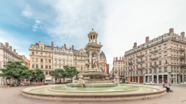 Fransa 'nın başkenti Lyon' da bulunan Place des Jacobins 'in hiperlapesi, tarihi binalarla çevrili Fontaine des Jacobins' e ev sahipliği yapmaktadır. Bulutlu bir gökyüzü altında hareketli şehir meydanı