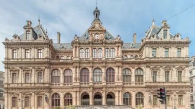 Fransa, Lyon 'daki Les Cordeliers semtindeki Palais de la Bourse Palais du Commerce' in ön görüntüsü. 19. yüzyıldan kalma tarihi bir bina. Trafiği cadde saatlerinde geçiyor.
