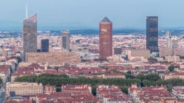 Gün batımından sonra Lyon 'un panoramik hava görüntüsü Fourviere Hill' den gece dönüşümüne kadar. Gökdelenler gökdelenlerle çevrili ve sıcak bir akşamda aydınlanan ikonik şehir simgeleri yer alıyor.