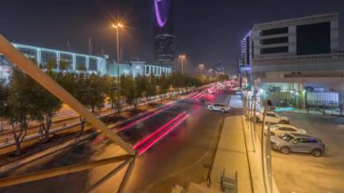 Riyad 'ın panoramik gece zaman çizelgesine göre karayolu trafiği var. Aydınlatılmış modern binalar canlı manzaranın etrafını sarar. Krallık Kulesi Suudi Arabistan 'ın başkentinin en yüksek gökdelenidir..