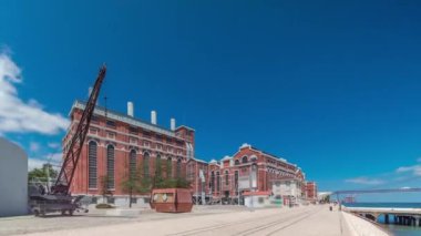 EDP Elektrik Müzesi 'nin eski elektrik santrali ve Tagus Nehri kıyısındaki MAAT' ın hiperlapesi. Lizbon şehri zaman çizelgesi, tarihi ve modern mimariyi harmanlayan simgesel simgelerle dolu. Portekiz