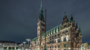 Hamburg Belediye Binası 'nın binası, Hamburg hükümetinin şehir merkezindeki Altstadt Mahallesi' ndeki merkezi. Bulutlu bir gökyüzünün altındaki ana meydandan ön manzara