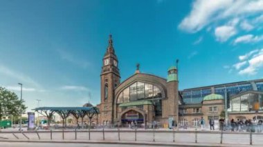 Hamburg Hauptbahnhof time-lapse 'ye giriş, Almanya' nın ana tren istasyonu. Deutsche Bahn tarafından Kategori 1 istasyonu olarak sınıflandırıldı. Tarihi yapının çevresindeki trafik ve hareketlilik