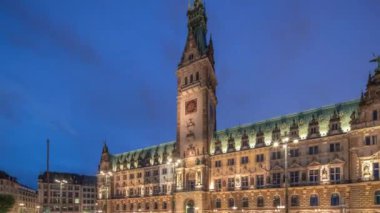 Hamburg Belediye Binası 'nın gün be gün inşa edilmesi geçiş zamanı aşırı hızlanma, şehir merkezindeki Altstadt semtindeki hükümetin merkezi. Bulutlu gökyüzünün altındaki ana meydandan ön manzara