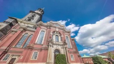 St. Michaels Kilisesi zaman atlaması, Hamburg, Almanya. Hauptkirche Sankt Michaelis, ya da Michel şehirdeki en ünlü Lutheran kilisesidir, bir barok kulesi ve ikonik saati vardır.