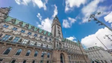 Hamburg Belediye Binası 'nın zaman atlaması binası, Hamburg hükümetinin merkezi Altstadt semtinde bulunan merkezi. Bulutlu bir gökyüzünün altındaki ana meydandan ön manzara