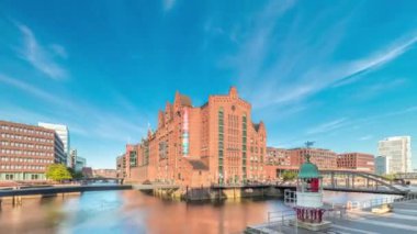 Hamburg 'daki ünlü Speicherstadt, Uluslararası Denizcilik Müzesi, ikonik tuğla binalar, kemer köprüler, kanallar ve rıhtımların yer aldığı hiperhızlandırılmış zaman atlaması. Almanya 'nın tarihi simgesi.