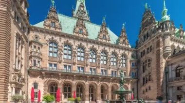 Hygieia Fountain ile birlikte Hamburg Belediye Binası 'nda pazar meydanı ve Almanya' nın Binnenalster yakınlarındaki avluda. Tarihi bir neo-rönesans simgesi açık mavi gökyüzünün altında Eski Şehir bölgesinde