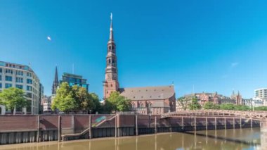 Hamburg, Almanya 'daki Hauptkirche St. Katharinen St. Catherines Kilisesi' nin hiperaktifi. Luteryan kilisesinin beş ana kilisesinden biri. Açık mavi gökyüzü zaman çizelgesinin altında 13. yüzyıldan kalma bir kule üssü var.