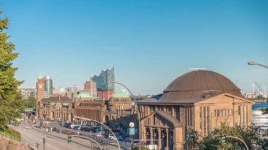 Eski Elbe Tüneli 'nin Hamburg, Almanya' ya giriş çıkış saatleri. Tarihi mimari, kavşakta trafik ve limanın panoramik manzarasının yer aldığı St. Pauli İskelesi yakınlarında yer alıyor.