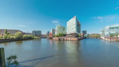 Panorama, modern Spiegel ofis binaları St. Catherines Kilisesi 'ne açılan Ericusgraben' de Hamburg HafenCity 'nin ufuk çizgisi zaman çizelgesini gösteriyor. Almanya 'daki Elbe' nin canlı şehir mimarisi