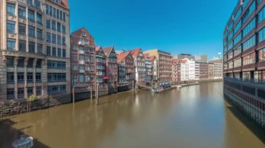 Kleines Rıhtımı 'nın Hamburg, Almanya' da bulunan Elbe Kanalı 'nın kuzeyindeki hava zaman tünelini gösteren panorama. Resimli kafeler ve tarihi tuğla evler sakin sahil şeridi boyunca uzanır, gelgit manzarasından zevk almak için mükemmeldir.