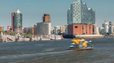 Hamburgs 'un ünlü Elbphilharmonie konser salonu, önünde gemiler ve tekneler. Arka planda Uberseebrucke ve Niederhafen, Hafencity rıhtımında. Almanya