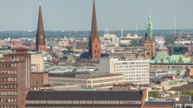 Hamburgs 'un tarihi şehir merkezinin hava zaman çizelgesi. Pazar meydanında ikonik belediye kulesi ve kilise kuleleri var. Antik liman bölgesi Almanya 'nın sığınak perspektifinden görülüyor