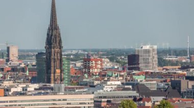Hamburgs 'un tarihi şehir merkezinin hava zaman çizelgesi St. Nicholas Kilisesi' nin çan kulesi ve eski liman bölgesinin sığınak perspektifinden görüldüğü yer. Liman ve rüzgar santralleri, Almanya