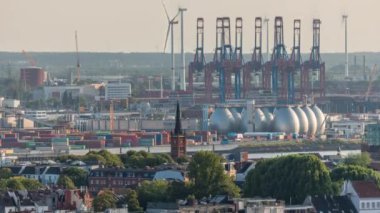 Hamburg kargo limanının hava zaman çizelgesi, Elbe Nehri 'nde gaz, petrol terminali, vinç ve kargo gemileri sergileniyor. Tekneler ve gemiler geçiyor ve dinamik bir deniz manzarası yaratıyorlar. Almanya