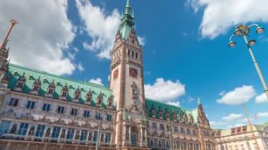 Hamburg Belediye Binası zaman çizelgesi, Hamburg hükümetinin merkezi, şehir merkezindeki Altstadt semtinde yer almaktadır. Bulutlu bir gökyüzünün altındaki ana meydandan ön manzara