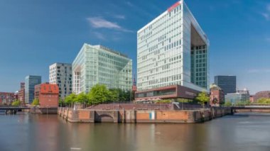 Ericusgraben 'deki Hamburg HafenCity silueti St. Catherines Kilisesi' ne giden modern Spiegel ofis binaları manzaralı. Almanya 'daki Elbe' nin canlı şehir mimarisi