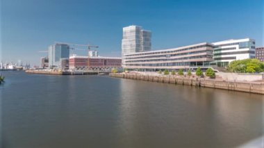 Hamburg, Almanya 'daki HafenCity Üniversitesi' nin Timelapse 'sinde modern mimari, vinçli inşaat alanı ve kentsel kalkınma merkezinin kıyı şeridi yer alıyor.